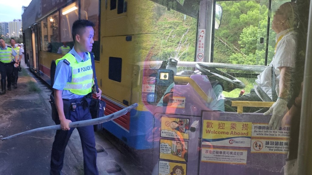 城巴車長胸插鐵通｜生死邊緣不忘安全 忍痛停車乘客讚賞 城巴：展現敬業精神