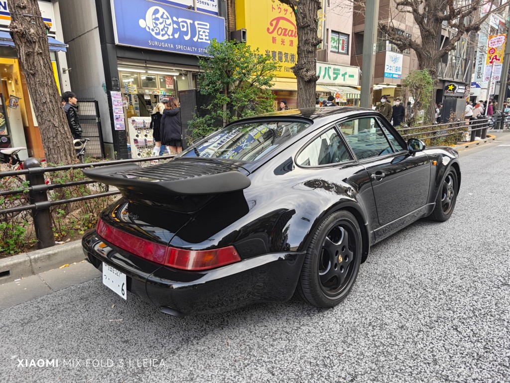 網民於日本街頭拍攝一輛保時捷911Turbo跑車。（微博）