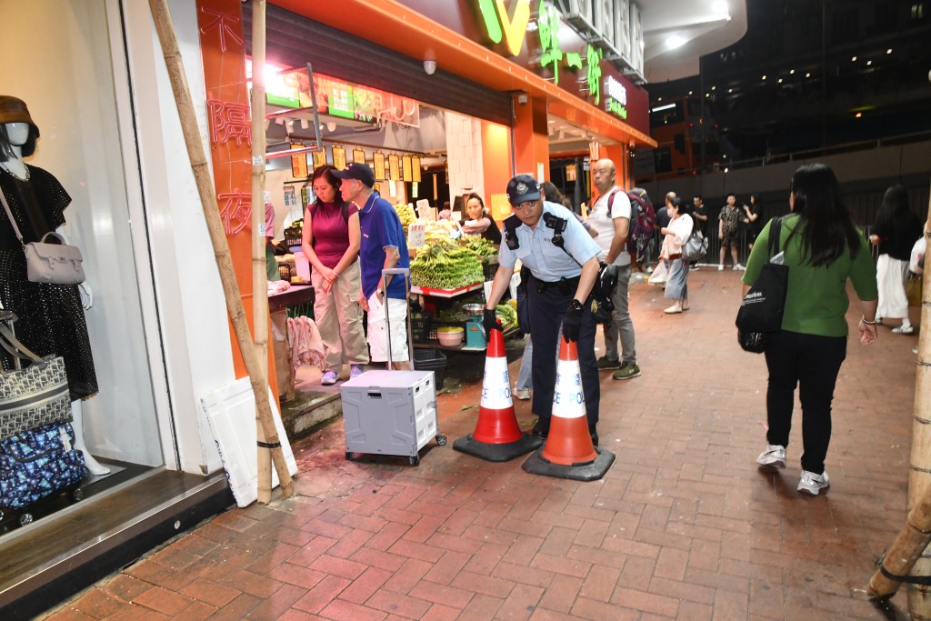 警員一度封路調查，及後解封。徐裕民攝