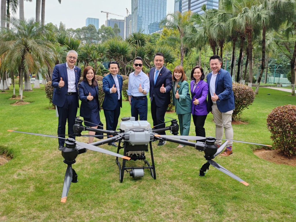 議員前往大疆創新科技有限公司參觀及考察無人機。陳勇提供相片
