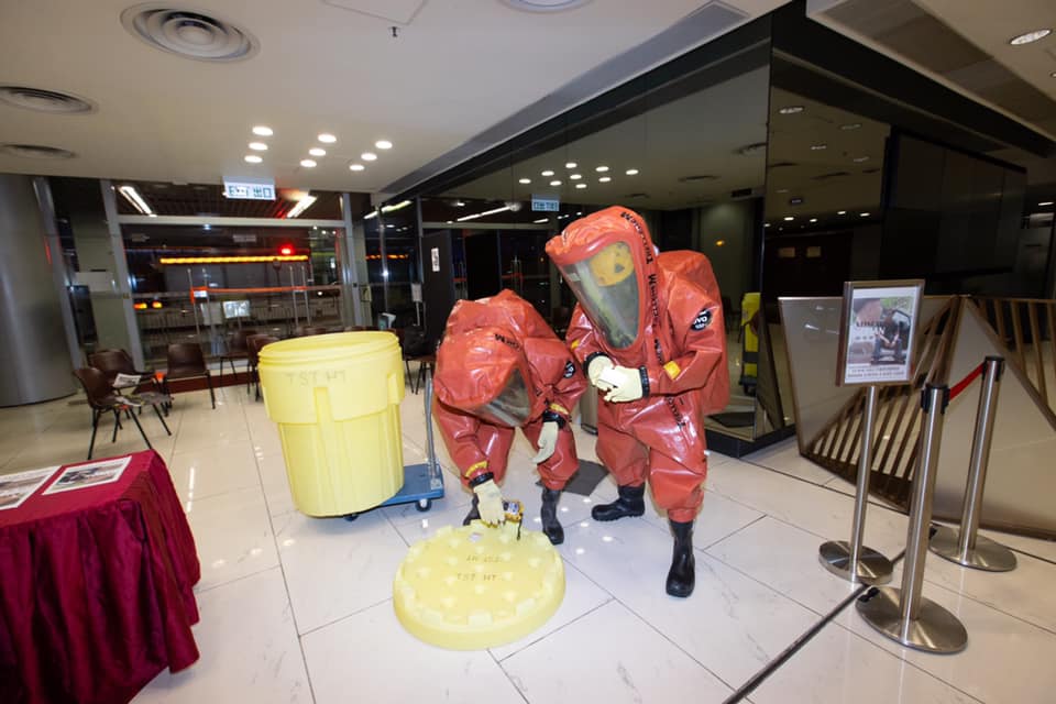 身穿A级化学物品保护袍的消防处人员模拟在事故现场处理化学品。消防FB
