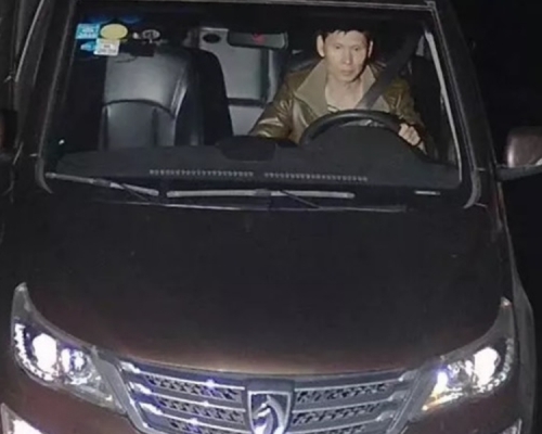 據稱兇手是兩名男子，他們駕駛一輛越野車過來，作案後便逃去。　當地警方圖片