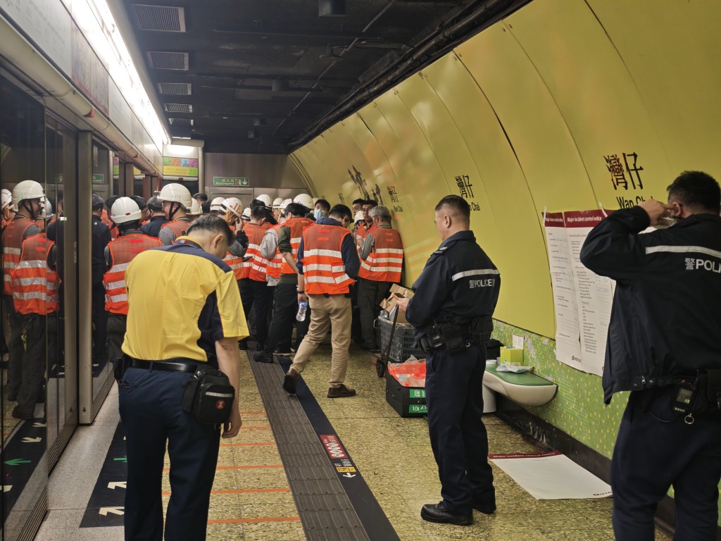事故期間工程人員進行檢查。