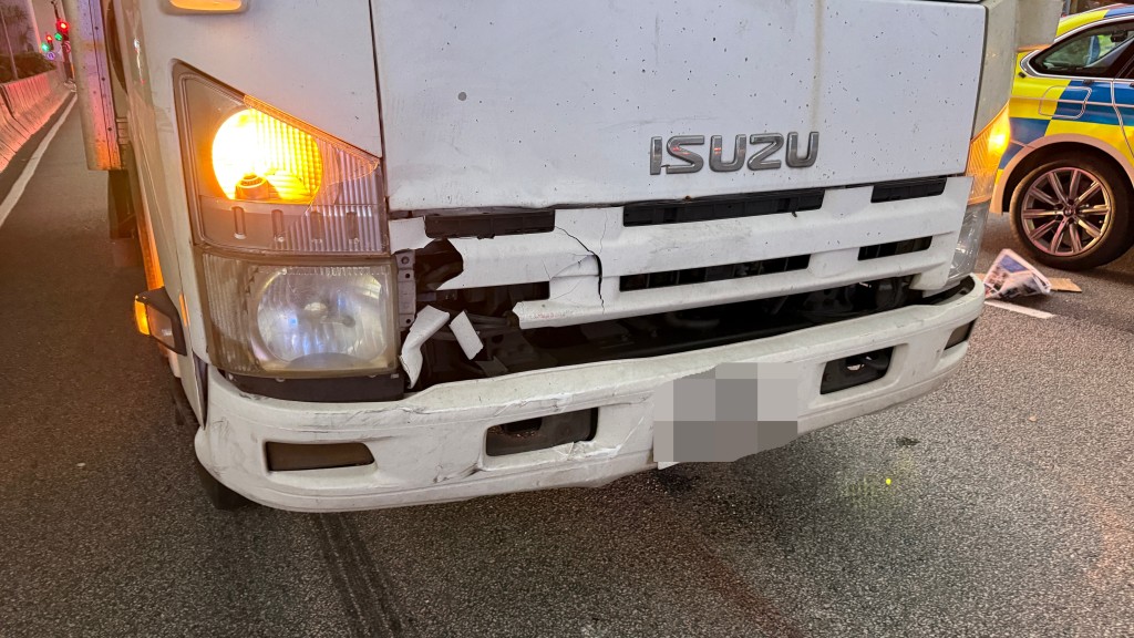 貨車車頭輕微損毀。