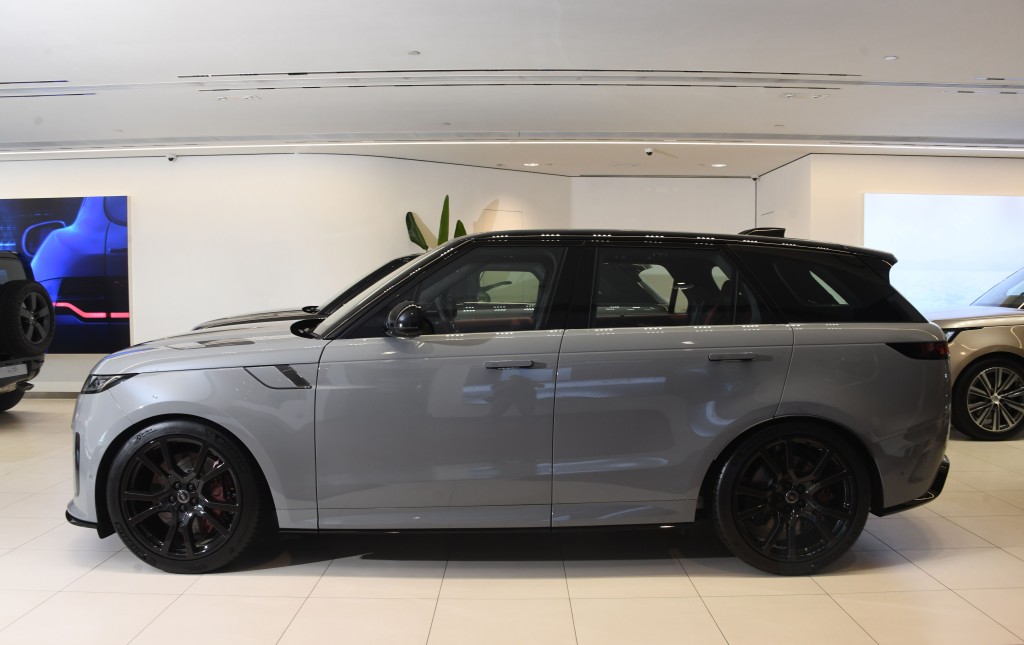 Range Rover Sport P635 SV超級SUV四驅車引用了全球首創六方位6D Dynamic Air Suspension主控式空氣懸掛系統。