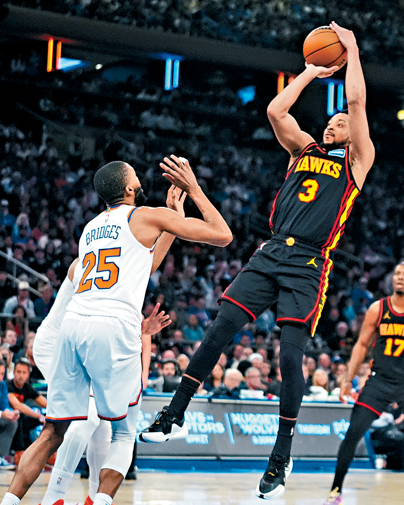 麥高倫（右）為鷹隊貢獻32分。