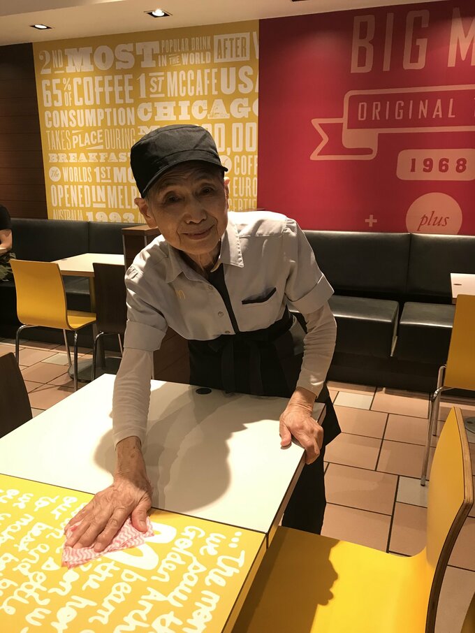 一名在麦当劳担任清洁工的婆婆本田民子已高龄90岁，堪称是「麦当劳最年长的女员工」！