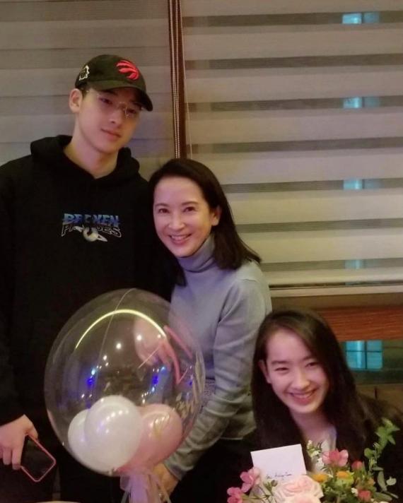 龔慈恩與一對仔女。