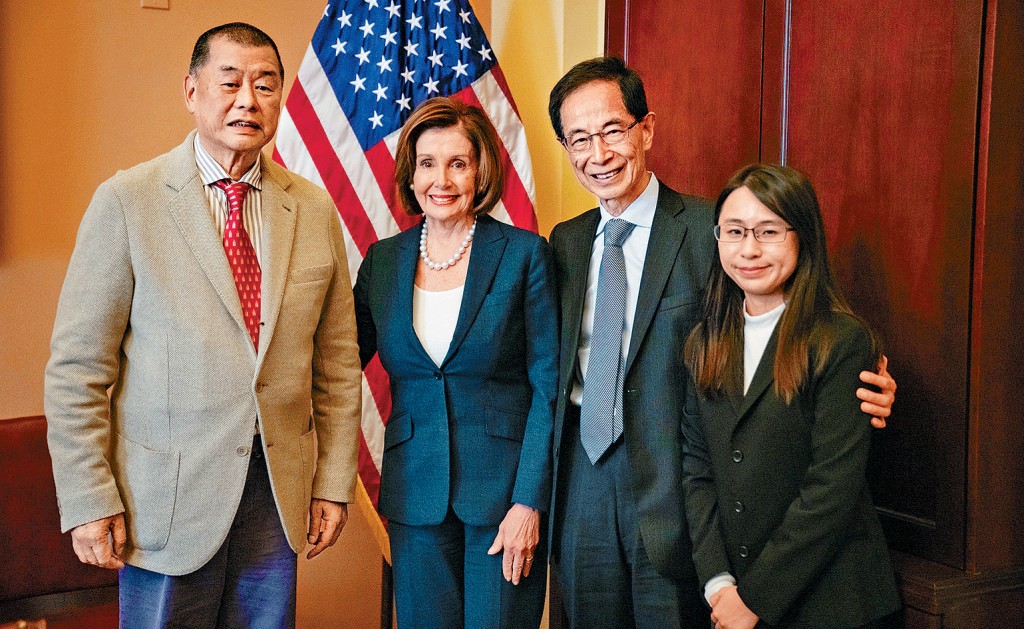 黎智英曾私訊要求民主黨創會主席李柱銘資深大律師（右二），安排夏博義作為其代表大狀。
