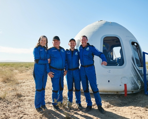 威廉沙納(左二)與另外三名一同完成太空旅程返回地地。路透社圖片