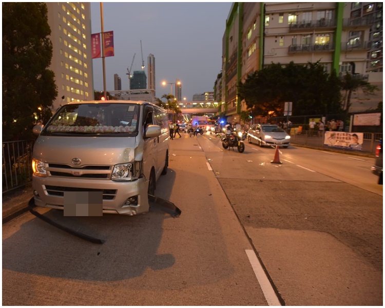 客貨車車頭損毀。