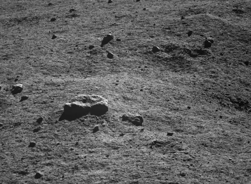 距離月球車約4m處的一塊石頭，大小約為25cm。