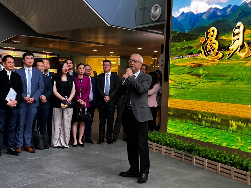 环境及生态局局长谢展寰致辞时表示，不少市民对香港自然景色认识不深，期望透过专题片让市民认识和探讨本地景点。李健威摄