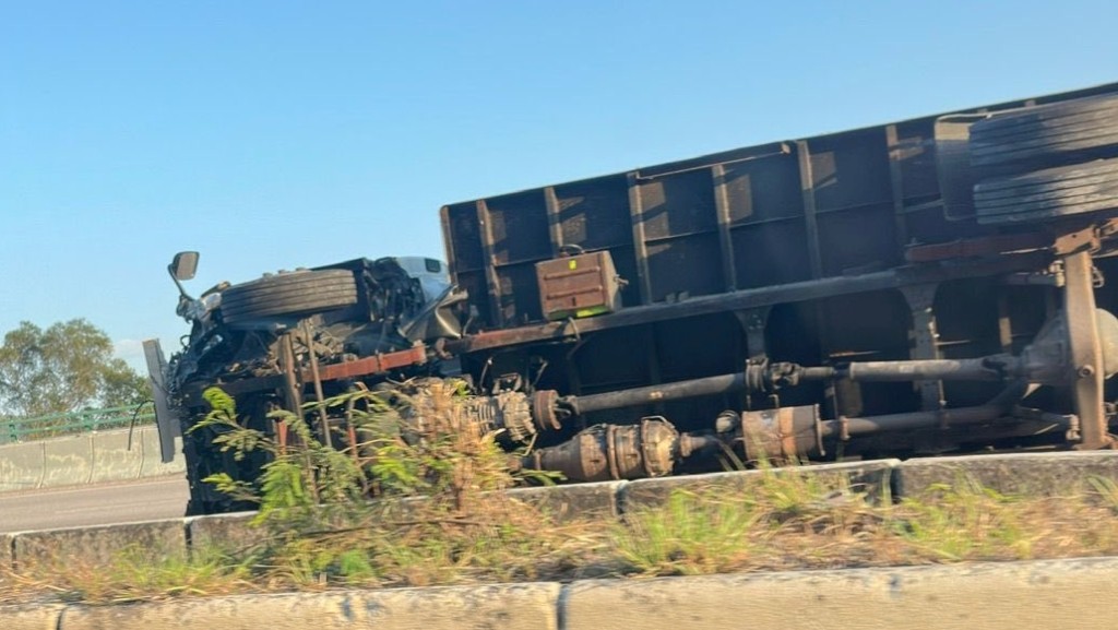 貨車車頭損毀。FB:Bosco Chu@馬路的事討論區 貨車車頭損毀。FB:Bosco Chu@馬路的事討論區