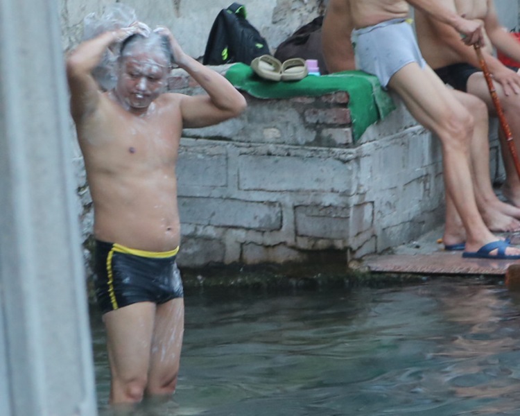 市民都無理會保護條例繼續在泉池中游泳、沖涼及用洗衣服。