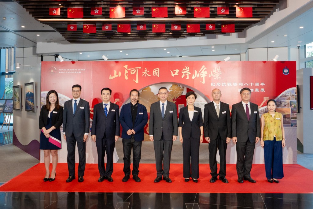 入境處處長郭俊峯（右五）與中聯辦警務聯絡部副部長孟小援（右四）、駐港維護國安公署聯絡局代表宋一平（左三）、外交部駐港特派員公署領事部主任魏文修（右三）、入境處副處長（管制、簽證及證件）程和木（左二）、入境處副處長（執法、系統及管理）蔡志遠（右二）、保安局首席助理秘書長林美儀（左一）、西貢民政事務專員馬瓊芬（右一）及畫家楊永智（左四）在開幕典禮上合照。