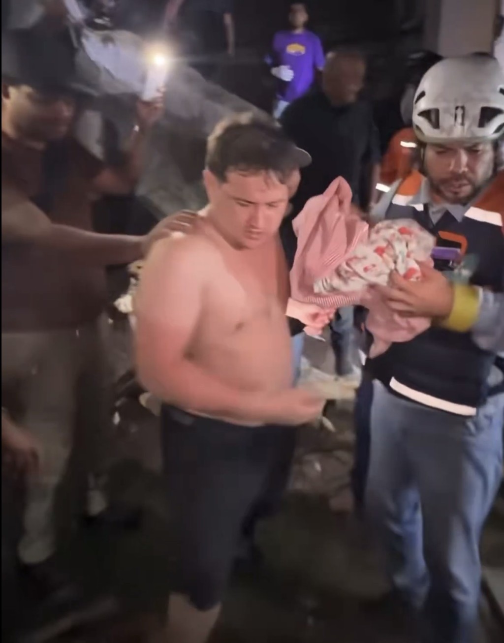 救援人員接手，讓格爾森先走到一旁安頓好。 X@StateDept