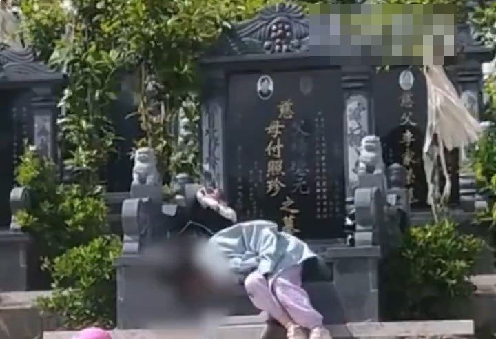 女孩因太想念外公外婆,要父亲带她到坟前探望二人。《北京日报》 女孩因太想念外公外婆,要父亲带她到坟前探望二人。《北京日报》