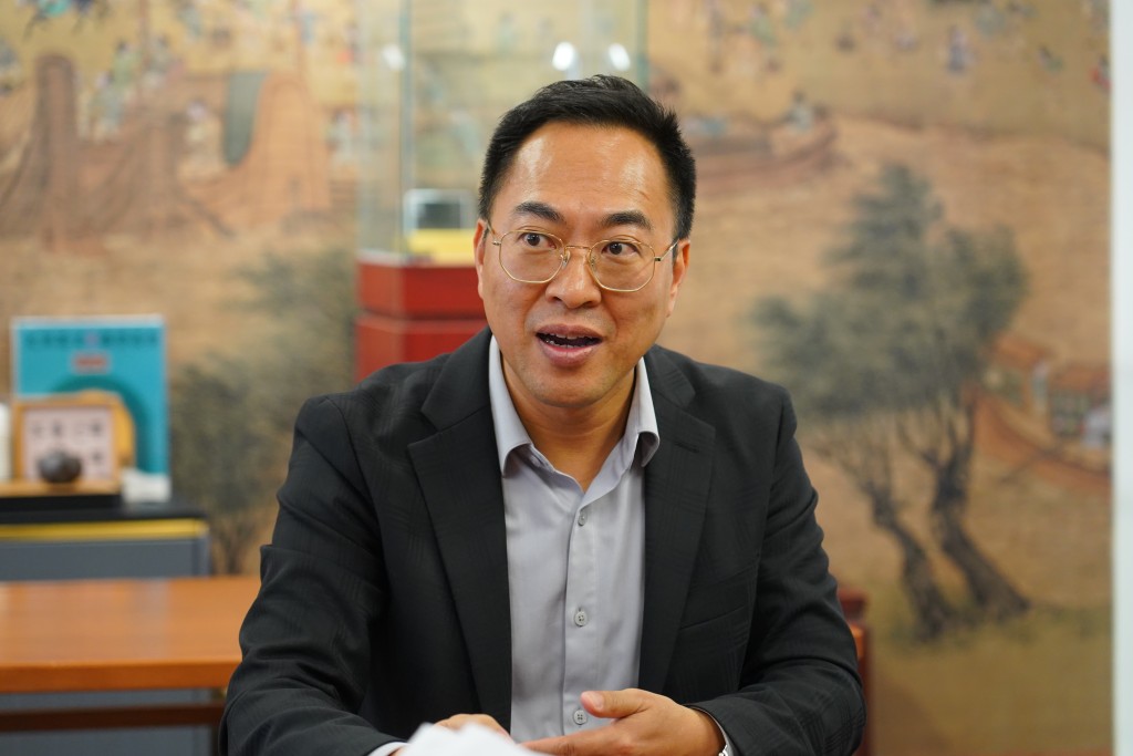 余中副校长黄学诚热爱音乐,肯定广东歌作为社交情意学习计划(SEL)媒介的正面影响。(叶伟豪摄) 余中副校长黄学诚热爱音乐,肯定广东歌作为社交情意学习计划(SEL)媒介的正面影响。(叶伟豪摄)