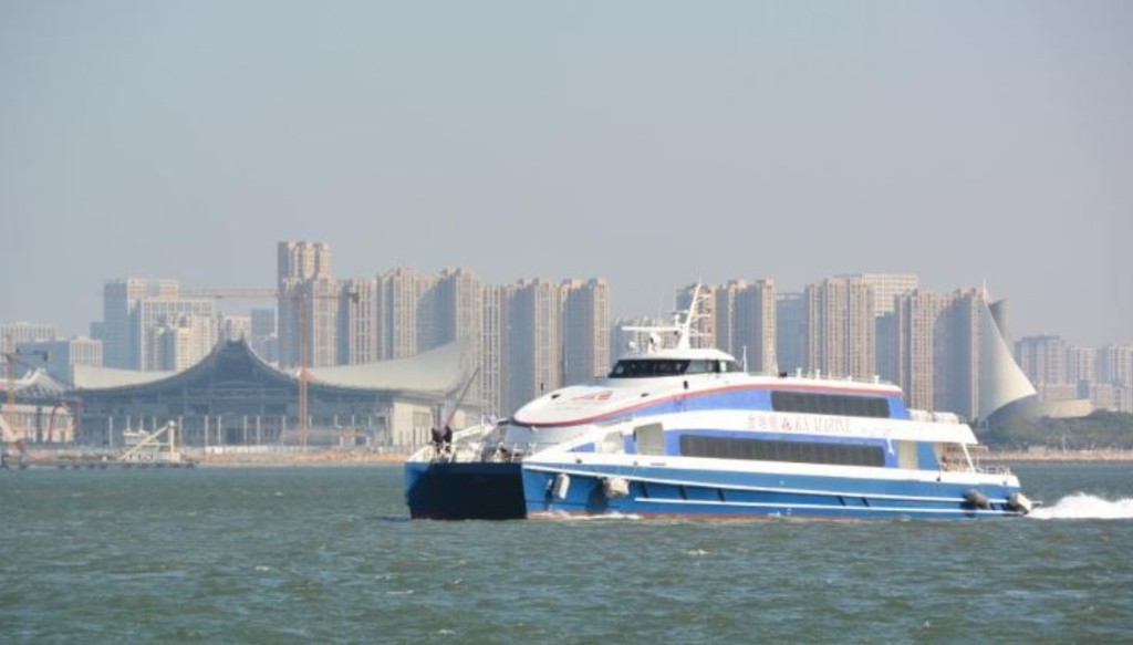 台灣陸委會宣佈，擴大兩岸小三通的客運中轉。(新華社)