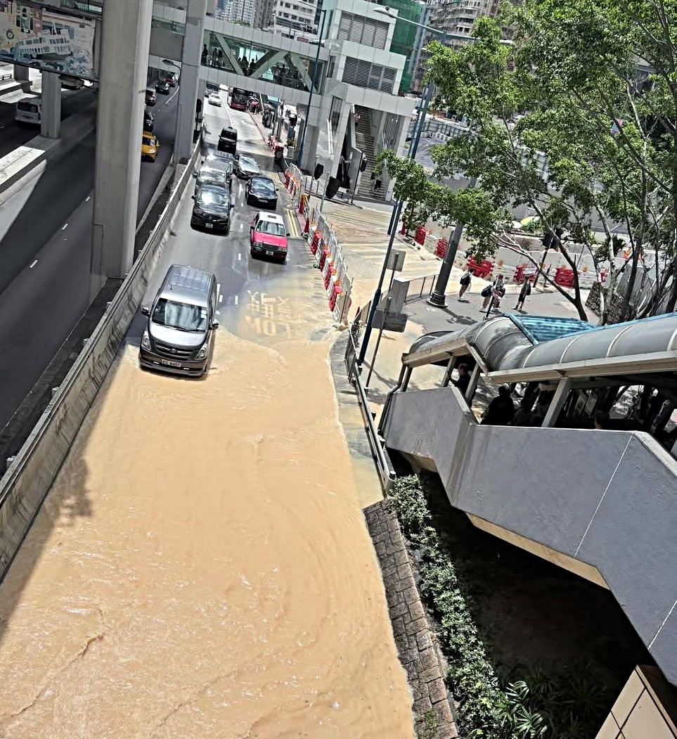 汽車在水中駛過。網圖 汽車在水中駛過。網圖
