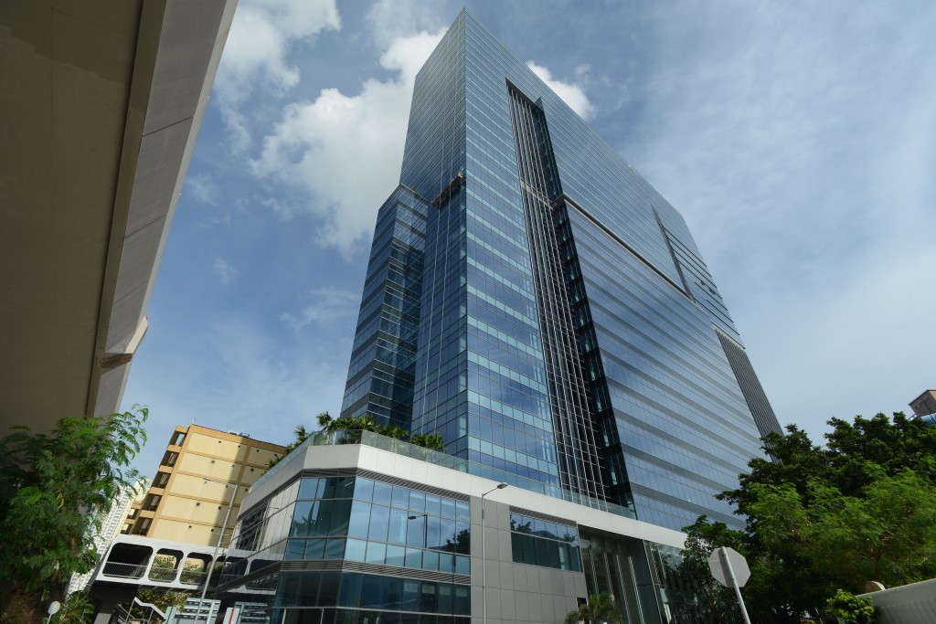 九龍灣富臨中心A座三個單位，連一個車位，由宗教團體承接，涉資共5187.9萬。