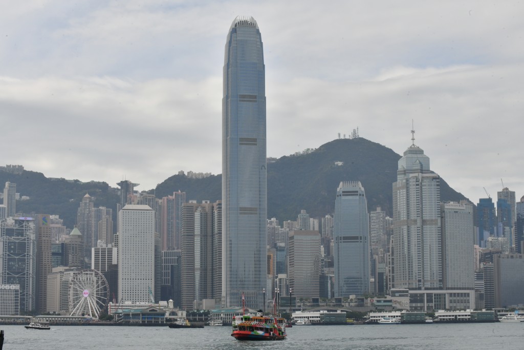 例如熱帶氣旋於香港東面登陸，香港一段時間吹偏北風，受山勢阻隔，風力相對較低。但如果熱帶氣旋於香港南面掠過並在香港西面登陸，本港受到的風力不會顯著減弱，東南風更會把海水推向岸邊，造成風暴潮。