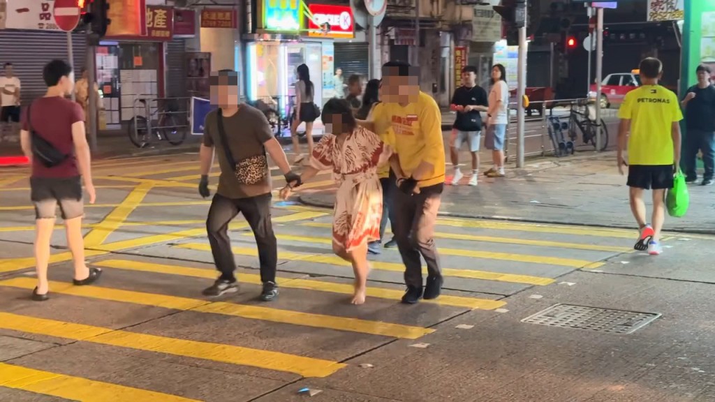 女子涉嫌在超市內高買,之後她與職員在路邊拉拉扯扯。 女子涉嫌在超市內高買,之後她與職員在路邊拉拉扯扯。