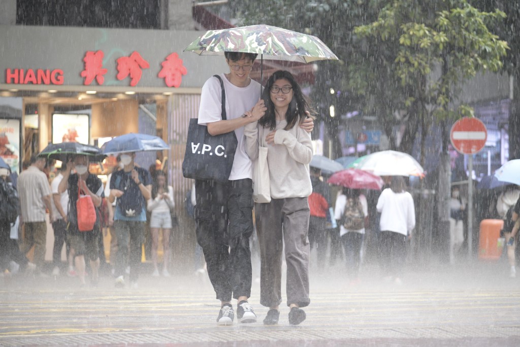 本港下午多處地區錄得超過30毫米雨量。陳浩元攝