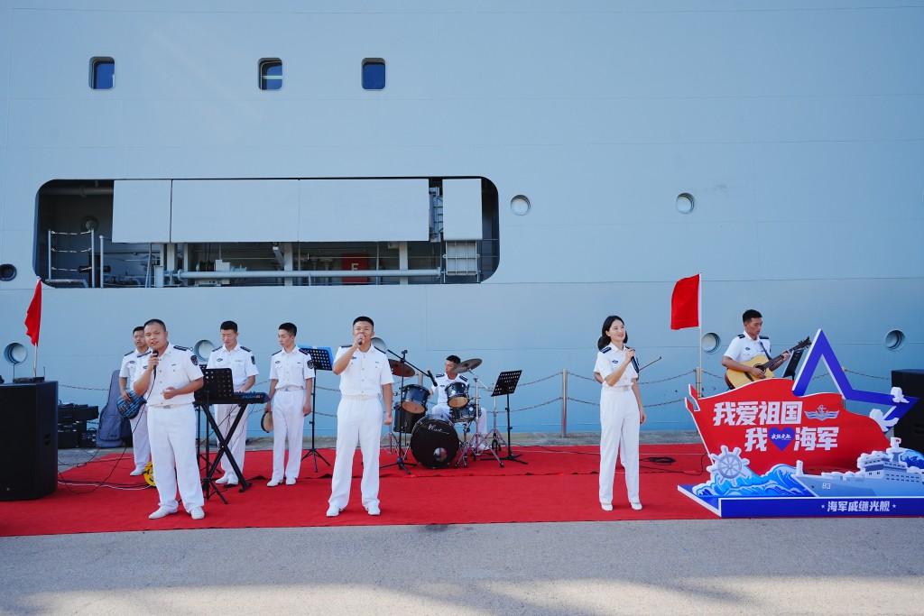 艦員在艦上表演。