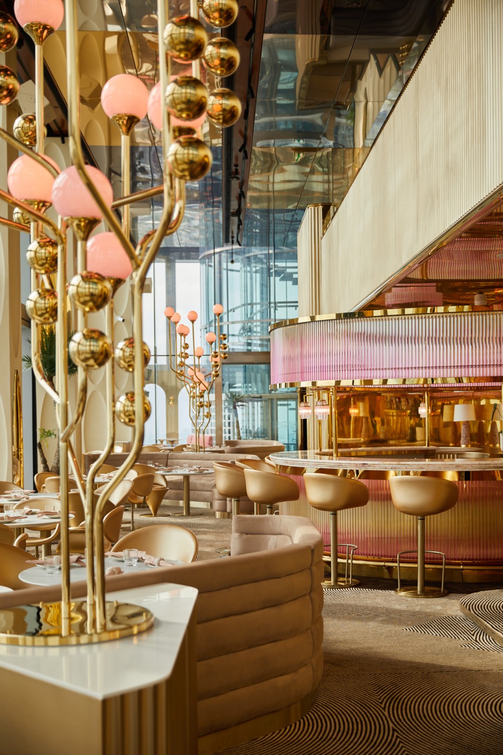 Ojo餐廳由泰國著名設計師Ou Baholyodhin操刀，粉紅襯金帶點美式retro風