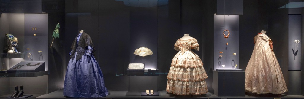 近四百件华美且富含历史文化与设计故事的法国服装、珠宝与配饰藏品，首度在香港展出。