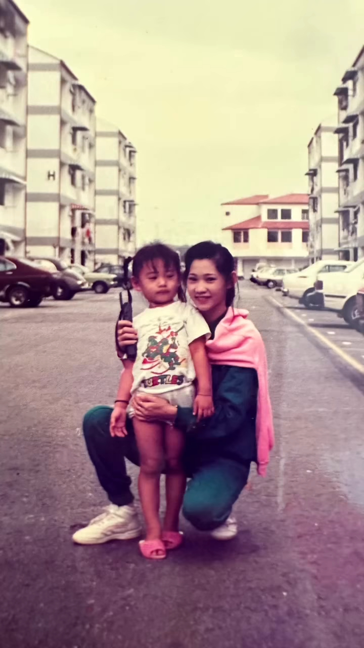 林诗枝小时候与妈妈合照。