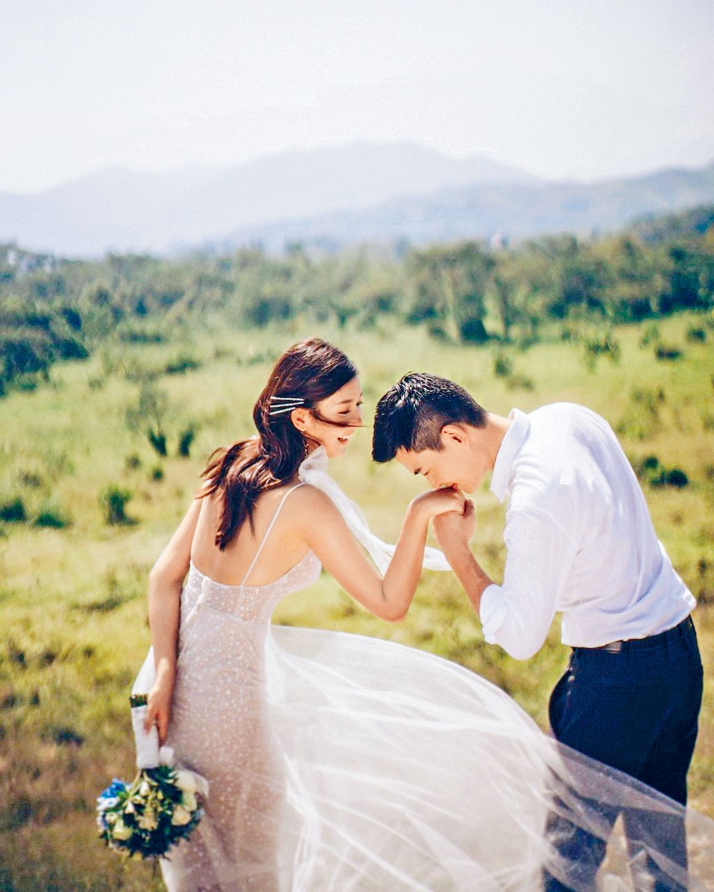 獲準丈夫吻手背，余香凝笑得燦爛。