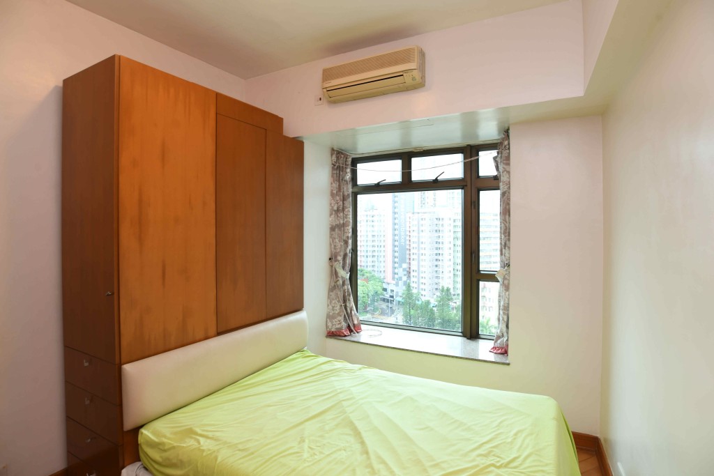 主人套房中的雙人牀，可供三邊下牀。