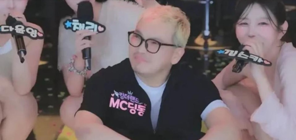 初時他還能強忍怒氣，沒有對眾女反唇相譏。