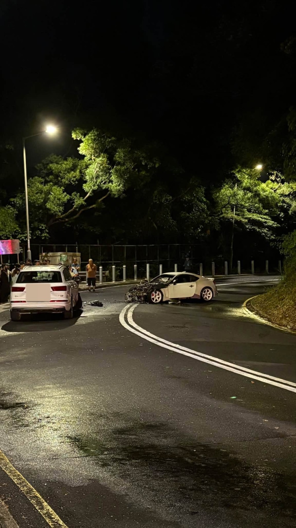 跑車意外後起火,車頭嚴重損毀。Facebook 車cam L(香港群組)圖片 跑車意外後起火,車頭嚴重損毀。Facebook 車cam L(香港群組)圖片