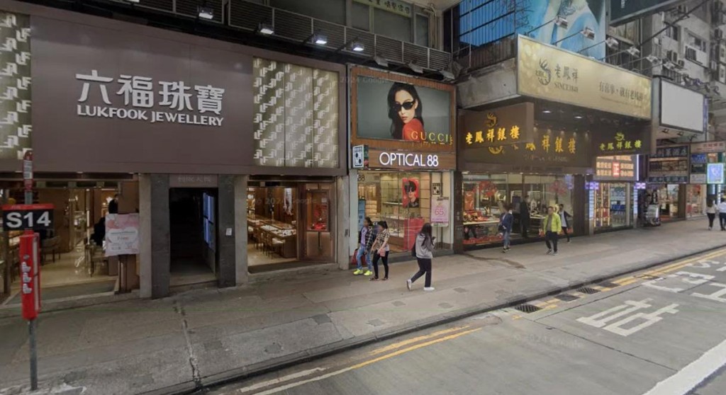 近期有見老鳳祥撤走,六福隨即「回歸」,以每月60萬承租該巨舖,平均呎租47元。 近期有見老鳳祥撤走,六福隨即「回歸」,以每月60萬承租該巨舖,平均呎租47元。