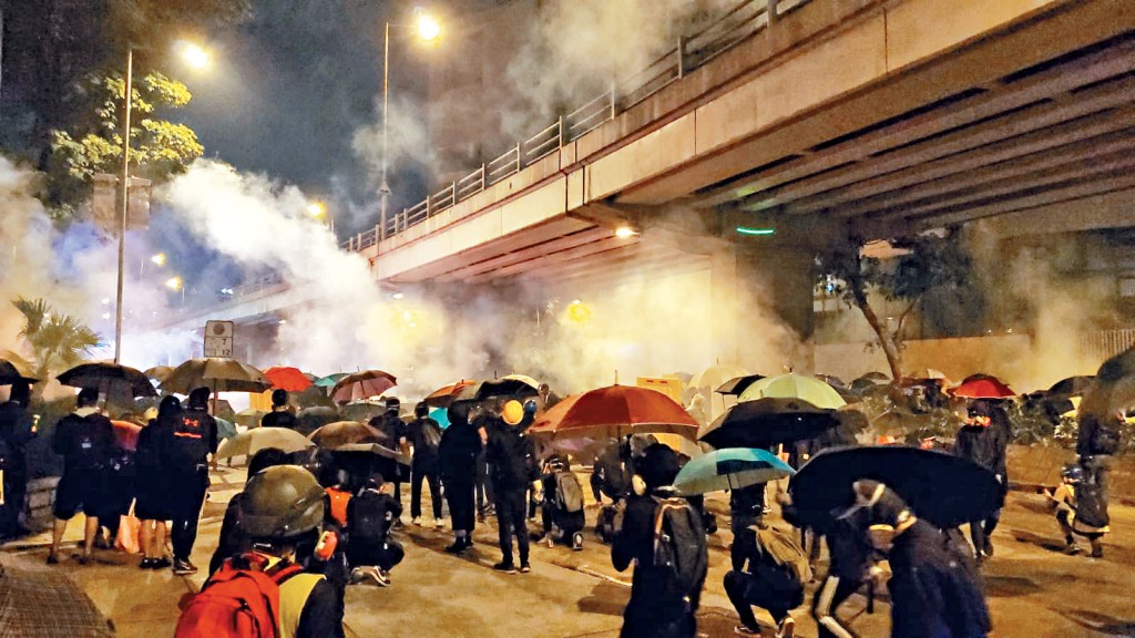 2019年11月網上有人發起反包圍當時封鎖理大的警方防線,警方最終透過圍捕行動拘捕213人,分17案起訴暴動罪。