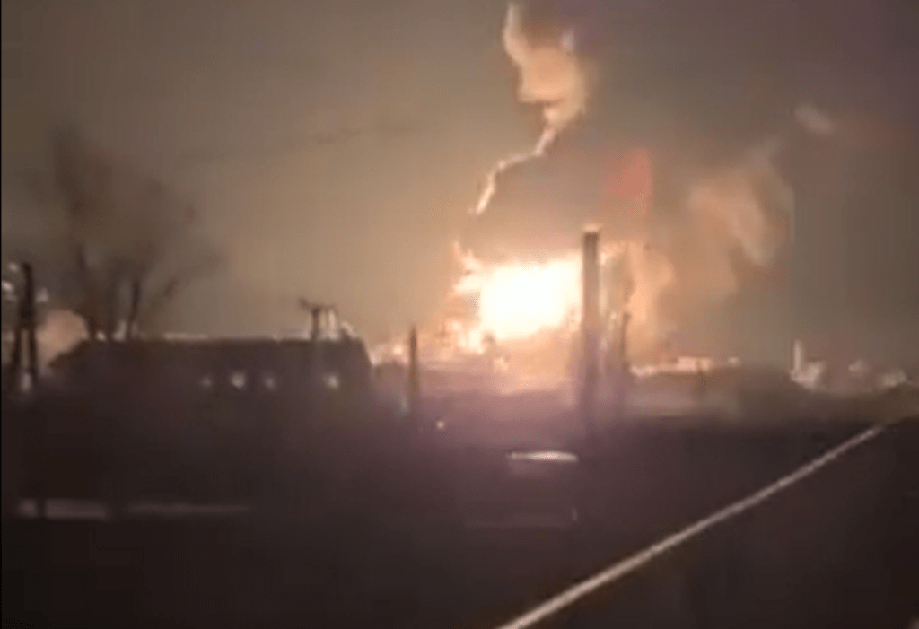 基輔以南的瓦西里基夫有油庫被擊中起火。影片截圖
