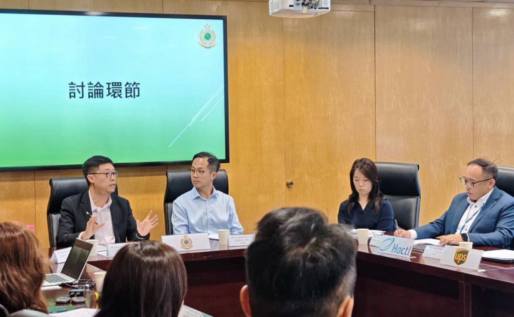 香港海關聯同空運貨物營運商進行反恐桌上演練,模擬極端份子發動網絡攻擊,癱瘓網絡並導致空運貨物清關系統訊息中斷。香港海關facebook圖片 香港海關聯同空運貨物營運商進行反恐桌上演練,模擬極端份子發動網絡攻擊,癱瘓網絡並導致空運貨物清關系統訊息中斷。香港海關facebook圖片