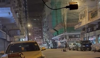 男子隨即起身。fb車cam L（香港群組）影片截圖