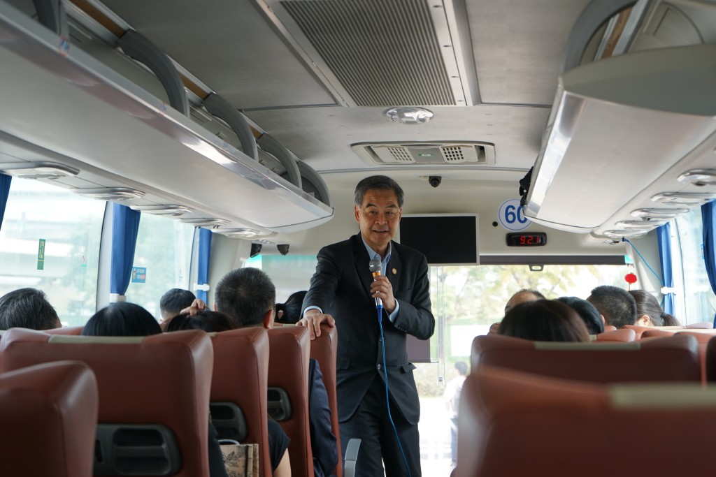 全國政協副主席梁振英親臨指導，向考察團介紹了廣州南沙的最新發展。（林新強提供）