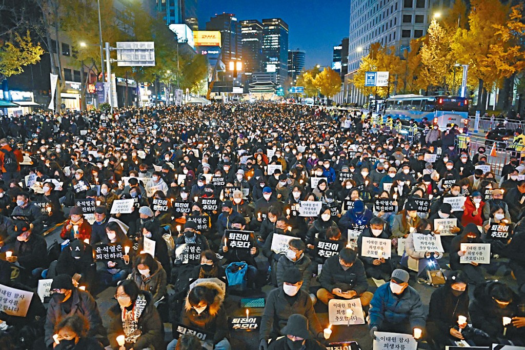 首尔民众上周六悼念梨泰院死难者，批评官员应对不当。 
