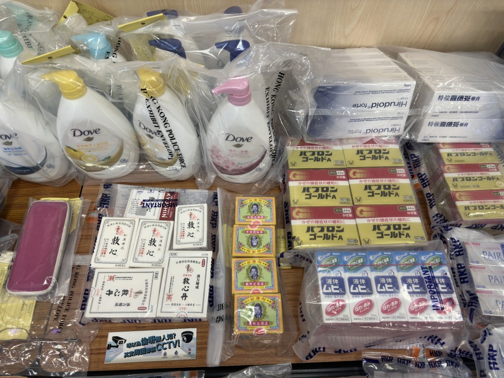 警方展示大批證物，當中包括健康食品及藥物。梁國峰攝
