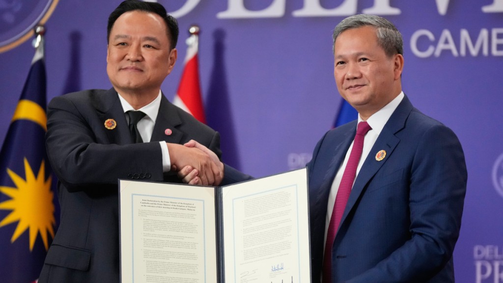 泰國首相阿努廷(左)與柬埔寨首相洪馬內(右)在吉隆坡簽署宣言。美聯社