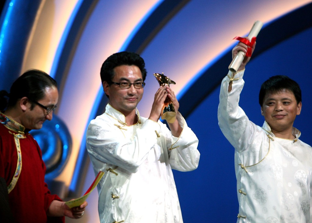 2009年6月，導演萬瑪才旦（中）等主創人員為影片《尋找智美更登》領取「評委會大獎」。新華社資料圖