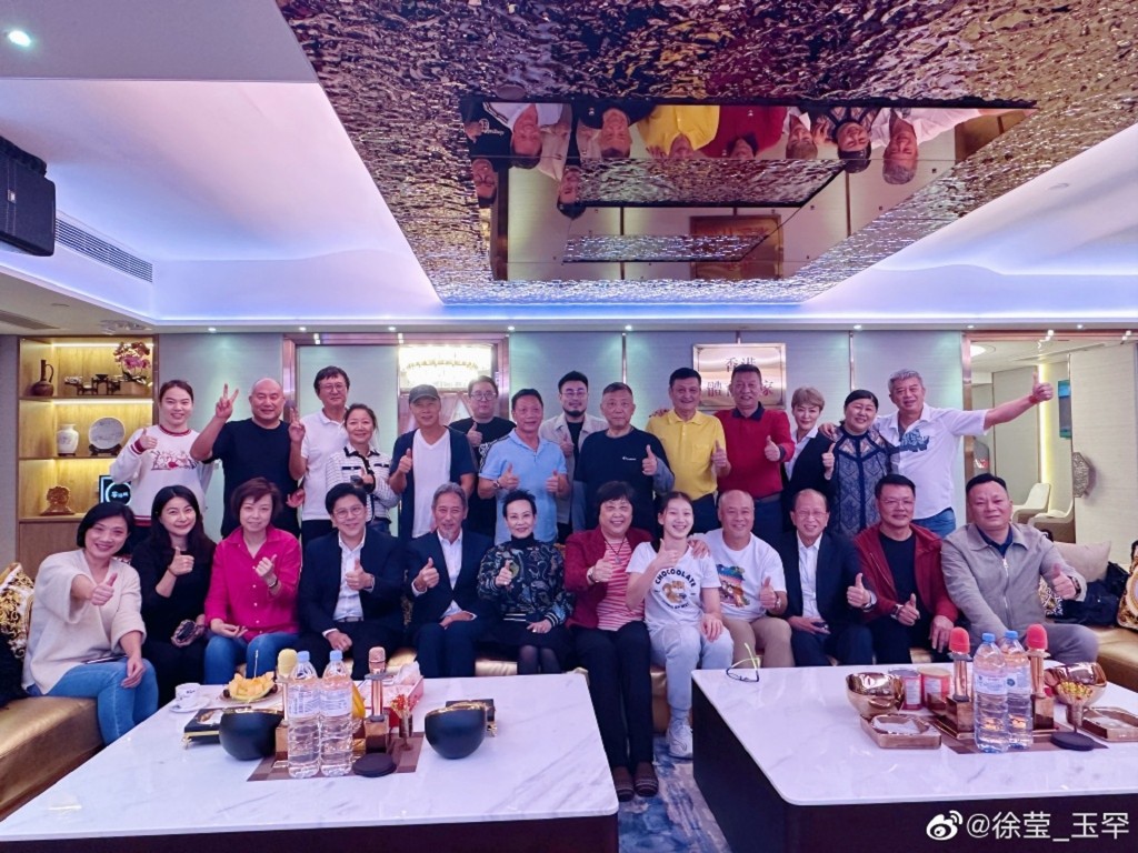 日前前围棋选手徐莹在社交平台分享多张体育界名人聚会照片。