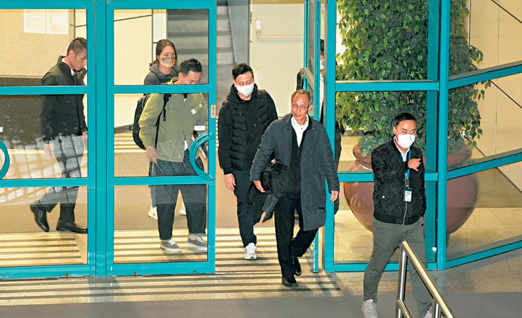 鍾庭耀離開民研辦公室，隨國安處人員登上車輛離開。