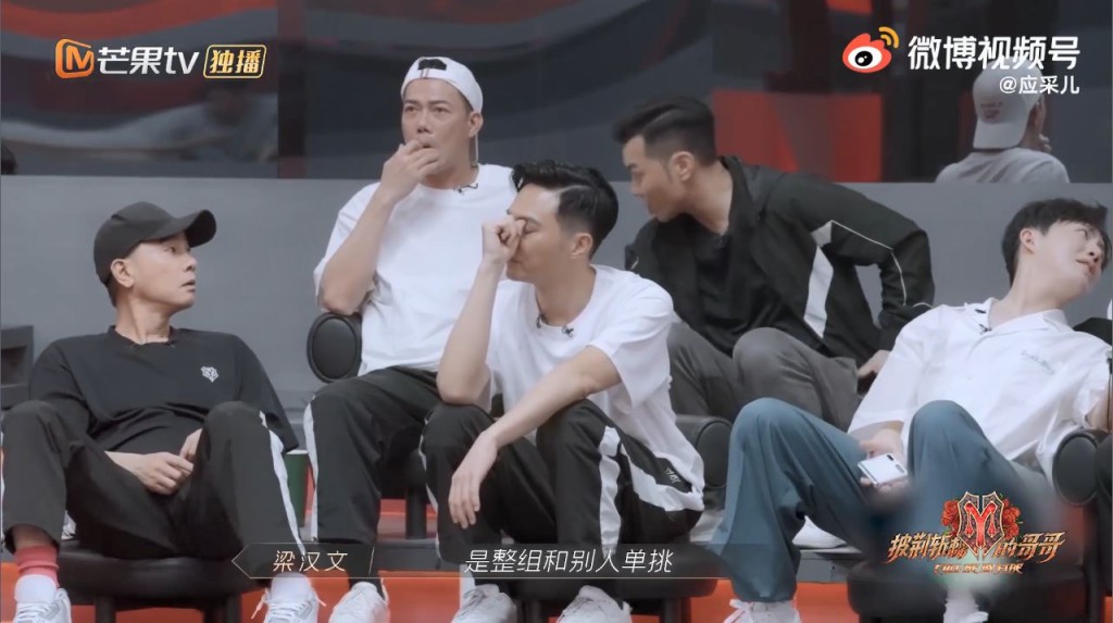 小春不停问，张智霖几乎都是这个无眼睇表情。